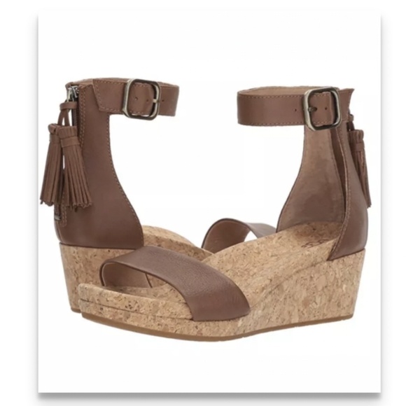 UGG Shoes - UGG Women's Zoe Wedge Sandal size 6 chestnut.